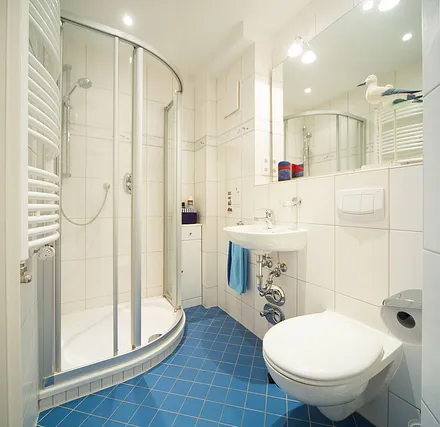 Das kleinere Badezimmer bietet Ihnen Dusche und WC.