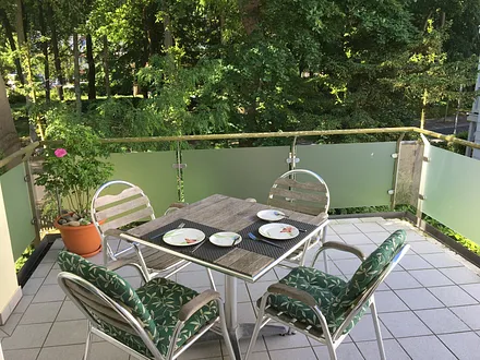 Der große möblierte Balkon.