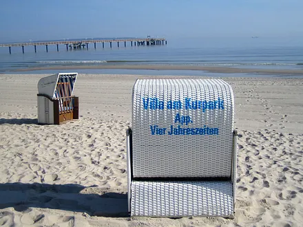 Zur Ferienwohnung gehört von Mai-September ein kostenfreier Strandkorb am nächsten Strandabschnitt. 