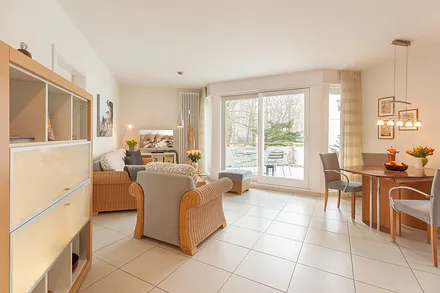 ... und einen Austritt zum großen Balkon, von dem man einen schönen Blick in den Kurpark hat.