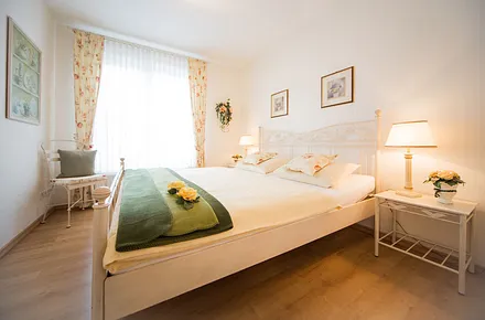 Hier ein Blick in das romantische Elternschlafzimmer mit großem Kleiderschrank. 