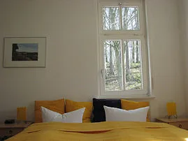 Das Ein-Zimmer-Appartement  D 303 Typ 303 zeigt aber auch zum Buchenwald hinter dem Haus.  Die Küche ist vom Hauptraum abgetrennt. 