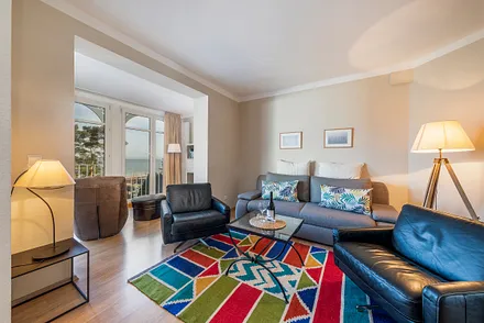 Blick von der Küchenzeile aus in die Loggia und ins Wohnzimmer.