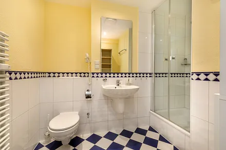 Das schöne Bad bietet Ihnen Dusche, Fön und WC.