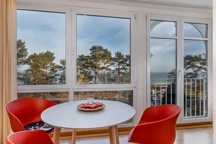 Sie frühstücken mit schönem Blick auf die Ostsee.