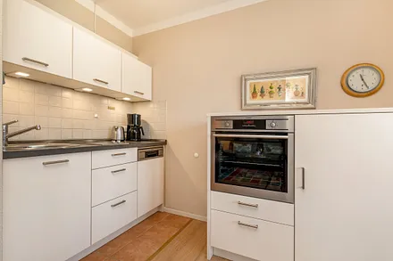 Die Küchenzeile ist ausgestattet mit  2-Platten-Cerankochfeld, Backofen, Geschirrspüler, Kühlschrank mit Eisfach, Geschirr etc.