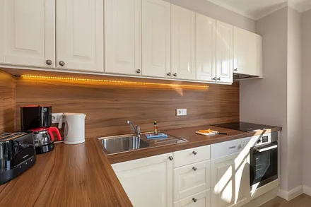 Die Küchenzeile ist mit Geschirrspüler, Backofen, 4-Platten-Ceranherd, Geschirr, Besteck etc. ausgestattet.