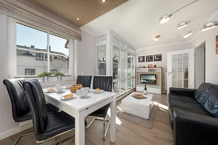 Alle Fenster im Wohnzimmer sind mit Sichtschutzplissees versehen.