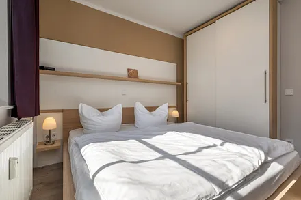 ... und Kleiderschrank.