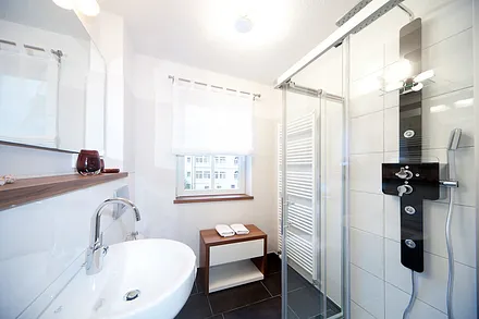 Das Bad mit Dusche, Waschtisch, WC und Sichtschutzplissee am Fenster. Des weiteren hat die Fewo ein zusätzliches Gäste-WC.