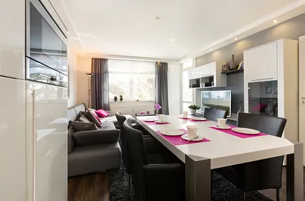 Das Wohnzimmer bietet LCD-TV, Blu-Ray-Player, Hifi-Anlage, Dockingstation für ipod/iphone und W-Lan kostenfrei.