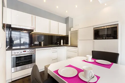 Hier der Blick auf die neue, komplett ausgestattete Küchenzeile. Der Balkon ist vom Wohnzimmer und vom zweiten Schlafzimmer aus begehbar.