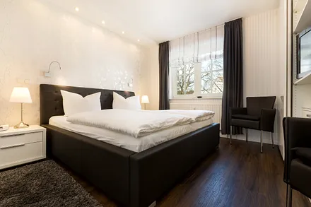 Dieses Schlafzimmer hat ein Doppelbett, ein 2. TV-Gerät, einen großen Kleiderschrank, Kommoden  und Außenrolläden für komplette Verdunklung.