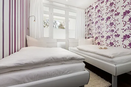  Das zweite Schlafzimmer hält zwei Einzelbetten mit Leseleuchten und einen Kleiderschrank bereit. Zwischenzeitlich wurden auch Verdunkelungsgardinen aufgehängt. Neue Fotos folgen in Kürze.