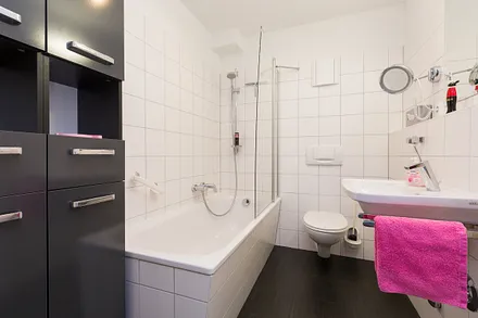 Das Bad hat eine Badewanne mit integrierter Dusche und WC.