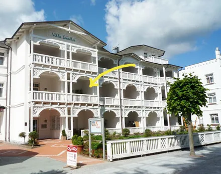 Die Villa Seeadler liegt direkt am feinen weißen Badestrand von Binz, wo auch ein Strandkorb für Sie bereitsteht (Mai-Sep).