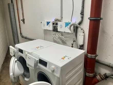 Waschmaschine und Trockner stehen im Haus zur Verfügung (kostenpflichtig, bargeldlose Zahlung, Nutzung per App).