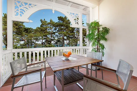 Der große Balkon hat einen fantastischen Meerblick. Hier können Sie entspannt dem Wellenrauschen lauschen oder Schiffe zählen ... 