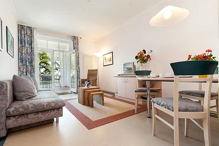 Das Wohnzimmer mit TV, Radio, kostenfreiem WLAN-Anschluß und Couch mit Schlaffunktion für 1 Kind bis 8 Jahre.