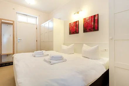 Der Blick Richtung Eingangstür. Das Oberlicht läßt bei Bedarf Licht und Luft herein ...