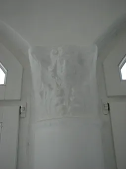 Geschichte trifft auf Moderne: Historisches Stuckelement im Wintergarten (D302 Typ D302). 