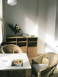 Der Wintergarten in der 1 Zi.-FW D302 ist ein zum Hauptraum abgetrenntes halbes Zimmer.  Die große Fensterfront liegt zur Straße (Westen).