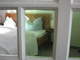 Bezogene Betten sind bei uns selbstverständlich. Handtücher liegen bereit.