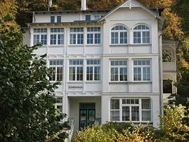 Unser DÜNENHAUS bietet elegante Ferienwohnungen mit ein bis drei Zimmern. Es liegt in der Allee zum Strand mit der Seebrücke.