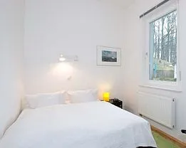 Das Schlafzimmer liegt zum Hof (Süden). Die kleine Wohnung D304 Typ D304 ist ideal für Paare.