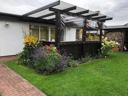 Außenansicht mit Terrasse