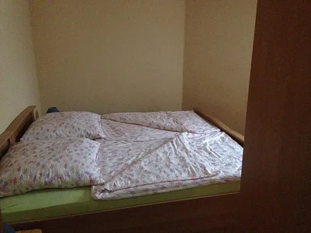 Schlafzimmer mit Doppelbett