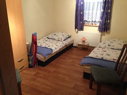 Schlafraum mit 2 Einzelbetten sowie Kinderreisebett