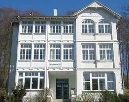 In unserem DÜNENHAUS treffen sich Geschichte und Moderne. Es liegt in einem Ensemble von alten Seebädervillen in der Allee zum Strand.