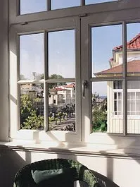 Vom Wintergarten (Erker) des Appartements blicken Sie in die Ferne.  Am Horizont sehen Sie das Meer.