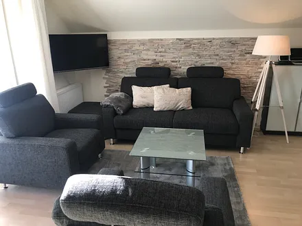 großzügiger Wohnbereich lässt keine Wünsche offen. Direkter Zugang auf den großen Balkon