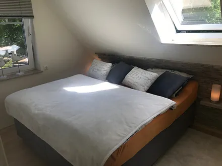 Schlafzimmer mit Einbauschrank und TV