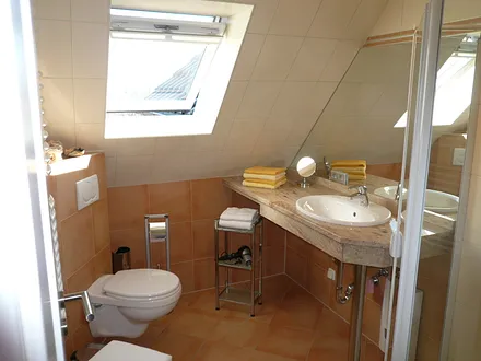 luxuriöses Bad mit Marmorwaschtisch