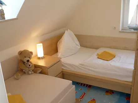 Kinderzimmer mit zwei vollwertigen Einzelbetten