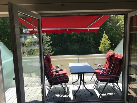 großer Balkon mit Markise