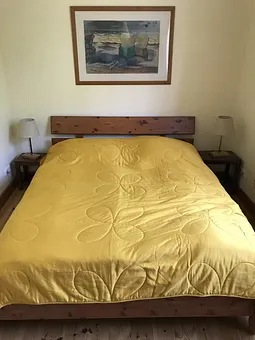 Das Schlafzimmer mit Doppelbett, auch als Rückzugsraum mit LCD TV und Stereoanlage