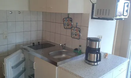 Miniküche mit Mikrowelle