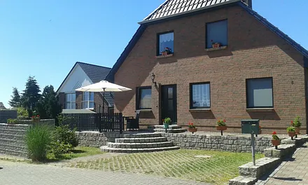 Vorderansicht mit Stellplatz