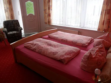 kombinierter Wohn und Schlafraum 