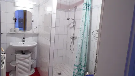   Separates  Bad mit Dusche und WC