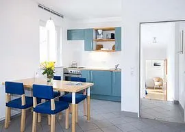 Geteiltes Niveau: Zwischen Wohn- und Schlafraum liegt das Duschbad.