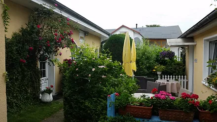 Blick auf Ihre Ferienunterkunft links im Bild