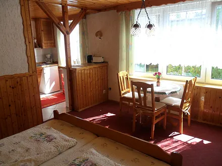 kombinierter Wohn und Schlafraum 