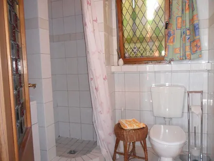  Separates Bad mit Dusche und WC