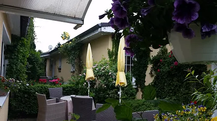 Blick von der Sonnenterrasse auf den Innenhof