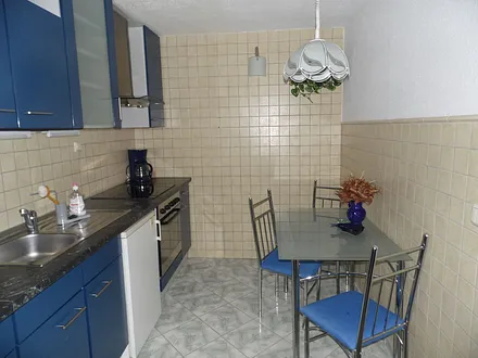 Vollkomfortküche mit  Esstisch 